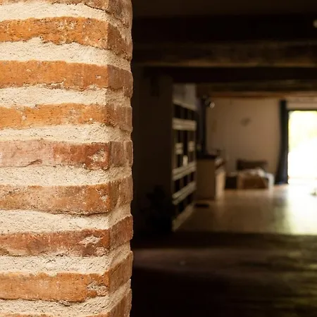 Old Farmhouse, 8 Bedrooms, Sleeps 22 Villa *