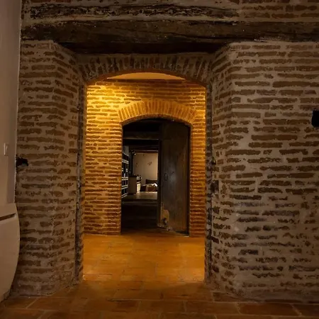 Old Farmhouse, 8 Bedrooms, Sleeps 22 Coufouleux