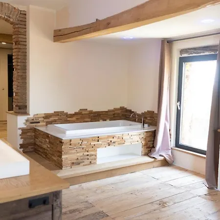 Old Farmhouse, 8 Bedrooms, Sleeps 22 Coufouleux