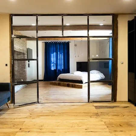 Old Farmhouse, 8 Bedrooms, Sleeps 22 *