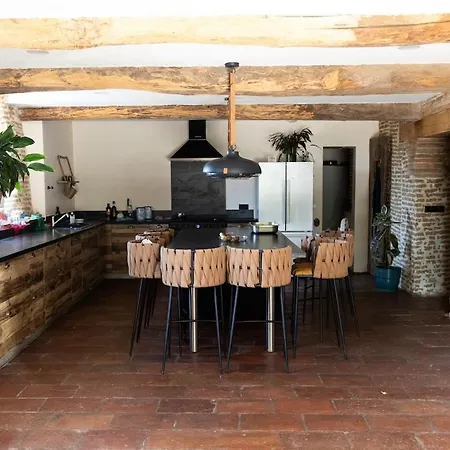 Old Farmhouse, 8 Bedrooms, Sleeps 22 Coufouleux