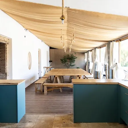Old Farmhouse, 8 Bedrooms, Sleeps 22 Villa Coufouleux