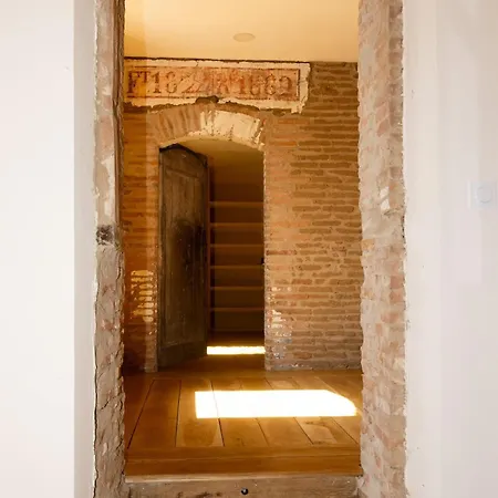 Old Farmhouse, 8 Bedrooms, Sleeps 22 Coufouleux
