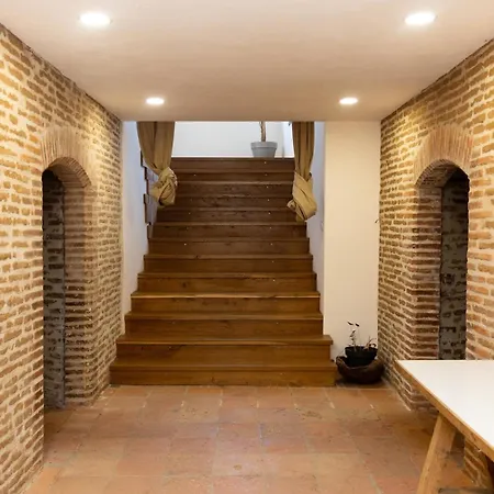 Old Farmhouse, 8 Bedrooms, Sleeps 22 Villa Coufouleux
