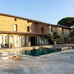 Old Farmhouse, 8 Bedrooms, Sleeps 22 Villa