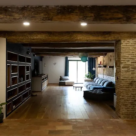 Old Farmhouse, 8 Bedrooms, Sleeps 22 Вилла *