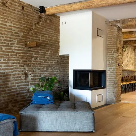 Old Farmhouse, 8 Bedrooms, Sleeps 22 Villa Coufouleux