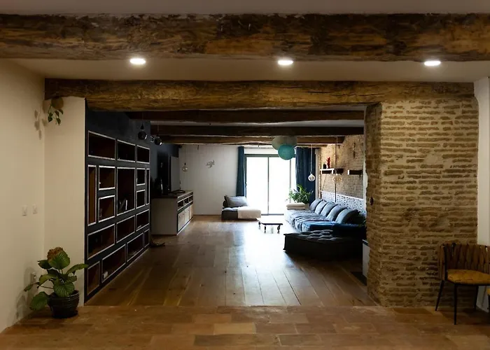 Old Farmhouse, 8 Bedrooms, Sleeps 22 Вилла *