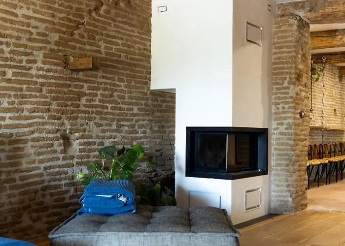 Old Farmhouse, 8 Bedrooms, Sleeps 22 Вилла Coufouleux