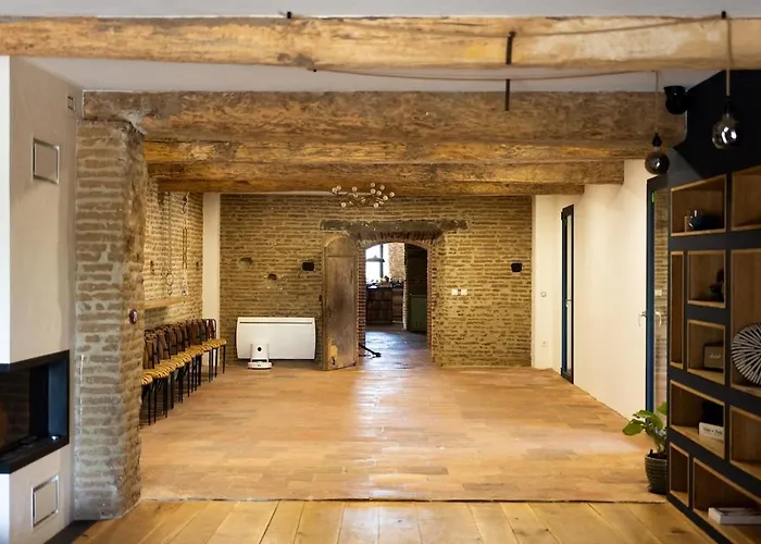 Old Farmhouse, 8 Bedrooms, Sleeps 22 Вилла Coufouleux