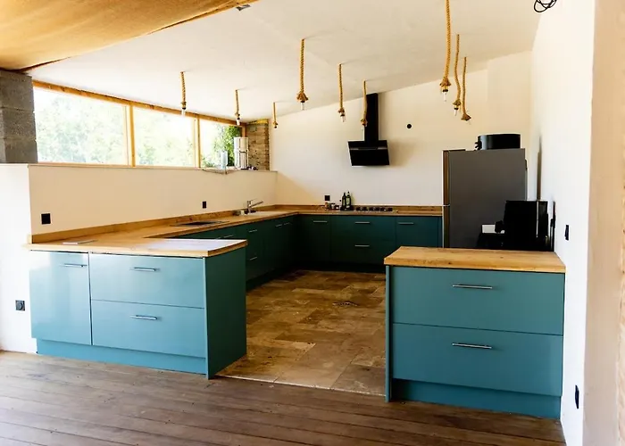 Вилла Old Farmhouse, 8 Bedrooms, Sleeps 22