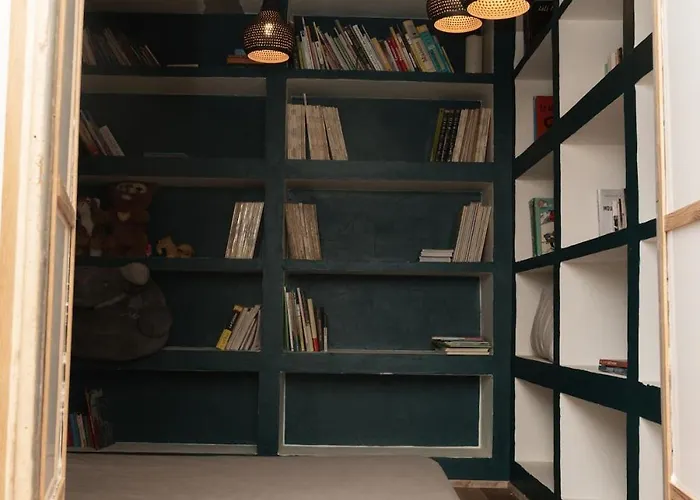 Old Farmhouse, 8 Bedrooms, Sleeps 22 *