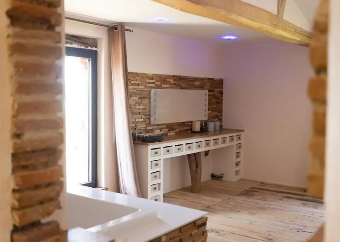 Old Farmhouse, 8 Bedrooms, Sleeps 22