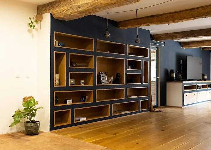 Old Farmhouse, 8 Bedrooms, Sleeps 22 Вилла Coufouleux