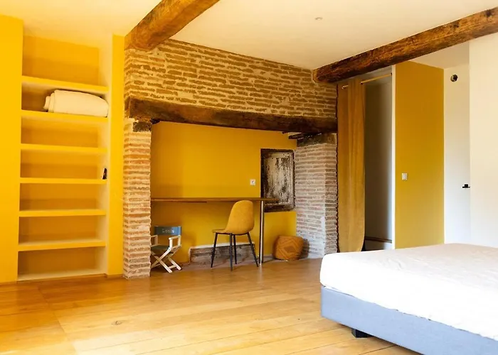 Old Farmhouse, 8 Bedrooms, Sleeps 22 Вилла Coufouleux