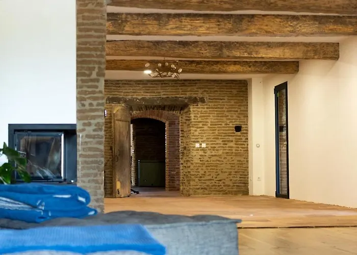 Вилла Old Farmhouse, 8 Bedrooms, Sleeps 22 *