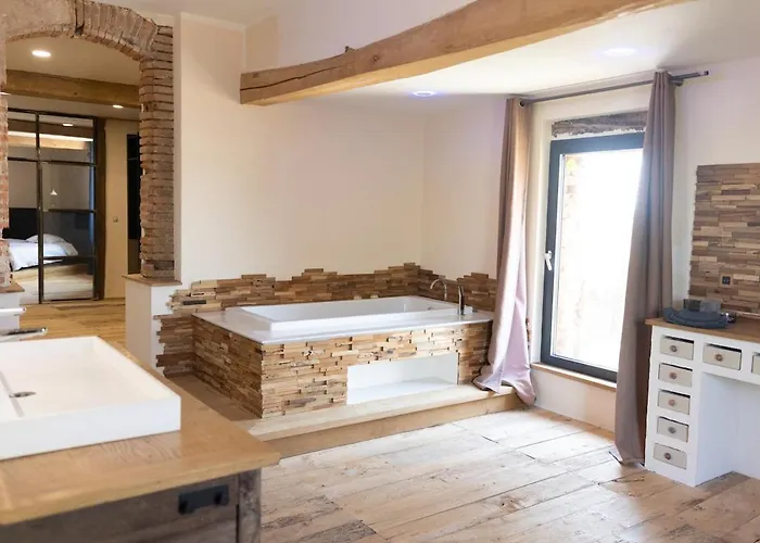 Old Farmhouse, 8 Bedrooms, Sleeps 22 Coufouleux