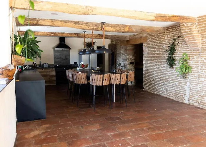 Old Farmhouse, 8 Bedrooms, Sleeps 22