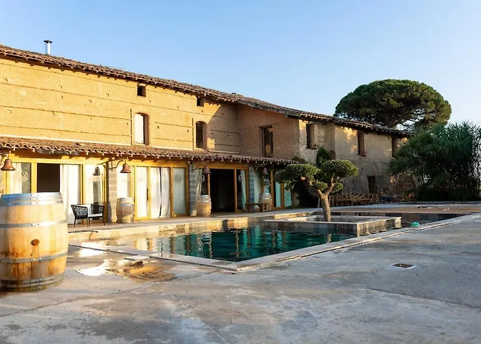 Old Farmhouse, 8 Bedrooms, Sleeps 22 Вилла