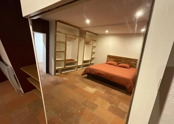 Old Farmhouse, 8 Bedrooms, Sleeps 22 Coufouleux