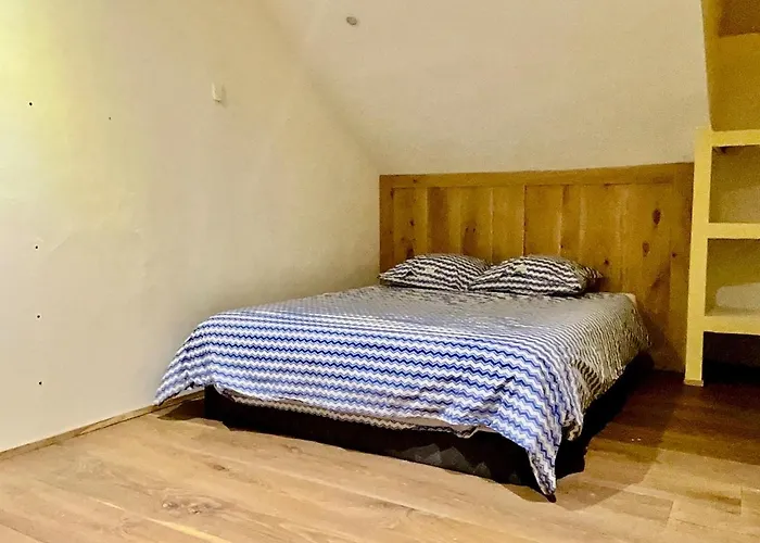 Old Farmhouse, 8 Bedrooms, Sleeps 22 Вилла Coufouleux