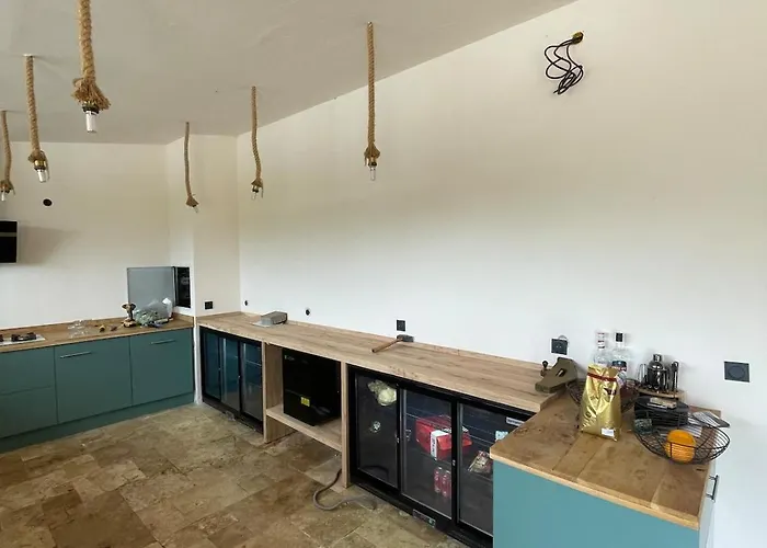 Old Farmhouse, 8 Bedrooms, Sleeps 22 Вилла