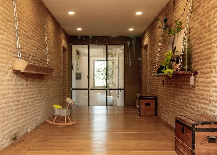 Old Farmhouse, 8 Bedrooms, Sleeps 22 *