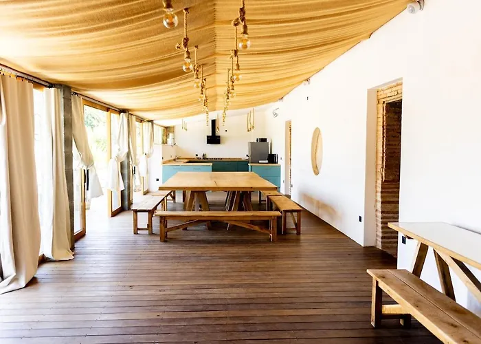 Old Farmhouse, 8 Bedrooms, Sleeps 22 Вилла