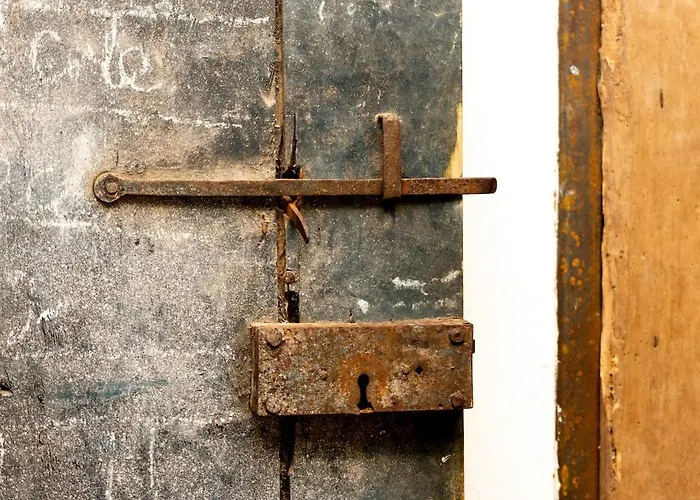 Old Farmhouse, 8 Bedrooms, Sleeps 22 *